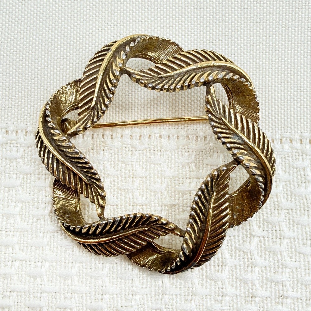 Vintage 1.5" Gold Tone Leaf Feather Round Wreath Brooch